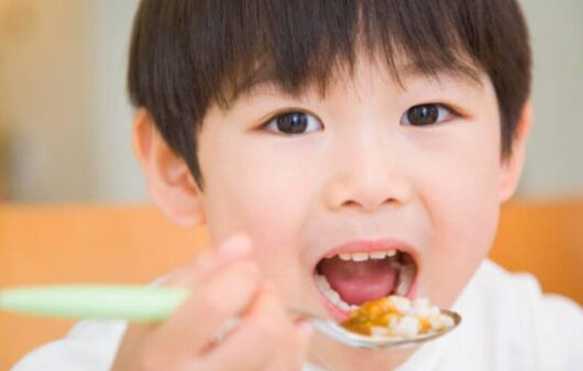 カレーを食べる男児