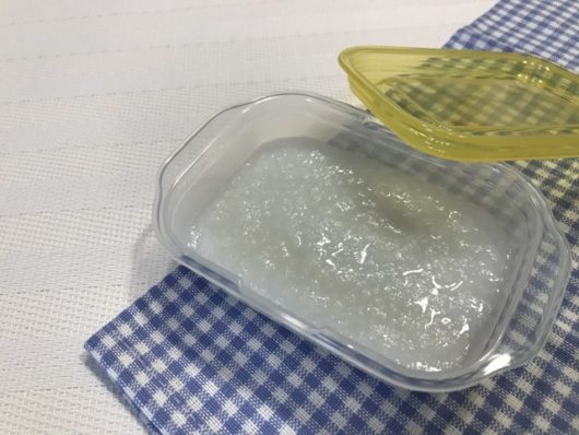 タッパーに入ったおかゆ