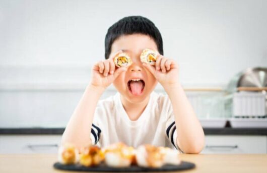 小さいおにぎりを食べる男の子