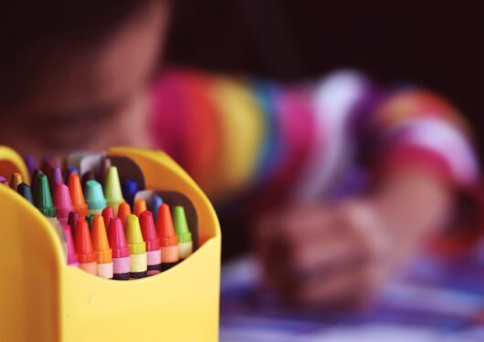 色鉛筆で絵を描く男の子
