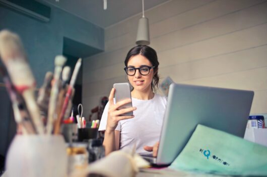 スマホを操作する女性