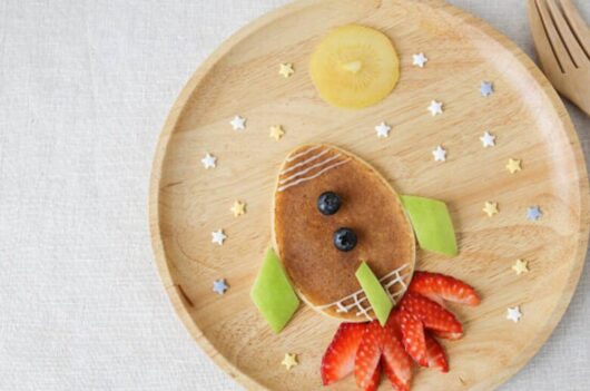 果物で作ったロケットパンケーキ