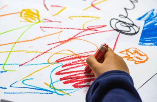 お絵描きする園児