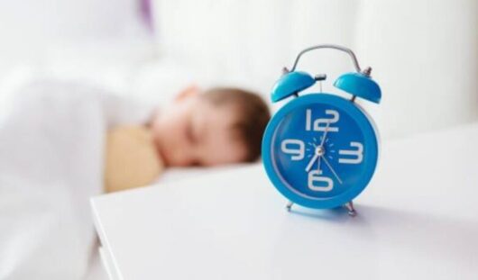 目覚まし時計でも起きない男の子