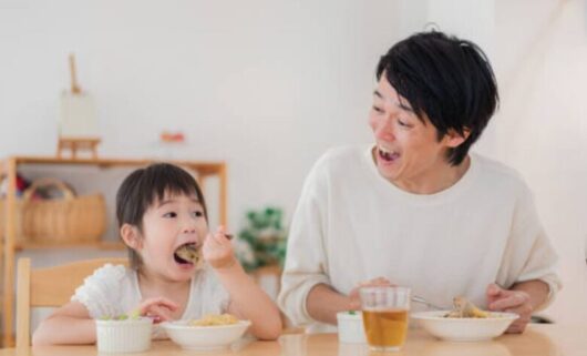 食事をする父と娘